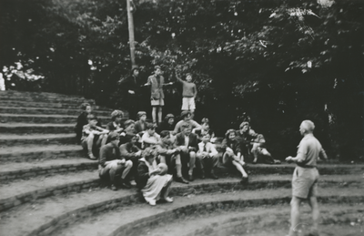 876287 Afbeelding van een groep leerlingen van de Nederlands Hervormde Gemeenteschool nr. 2 (Waterstraat 27) in Wijk C ...